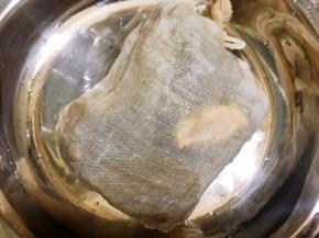把卤料冲洗干净后装入纱布袋里系好