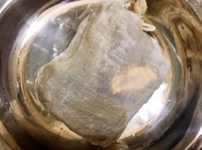 把卤料冲洗干净后装入纱布袋里系好