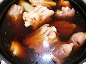 把焯好水的食材放入卤汤里