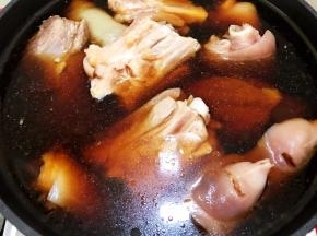 把焯好水的食材放入卤汤里