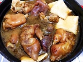 卤好后不要马上取出来，泡几个小时入味后再稍微加热一下后再捞出