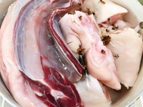 下面我们开始处理肉类，把需要卤的食材清洗干净放入锅里，加入花椒粒，姜片，料酒和清水焯水，水开后煮两分钟捞出再冲洗干净备用