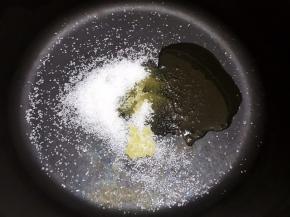 锅里加入少许油和白糖开始炒糖色，大家也可以用冰糖