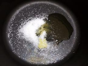 锅里加入少许油和白糖开始炒糖色，大家也可以用冰糖
