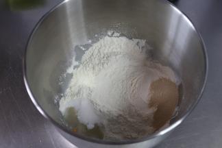 配方中除黄油跟玫瑰海盐外，所有食材加进厨师机。