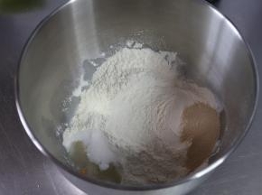 配方中除黄油跟玫瑰海盐外，所有食材加进厨师机。