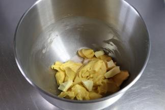 把面团剪成小块，加入软化好的黄油跟玫瑰海盐，启动厨师机2档15分钟转3档5分钟。