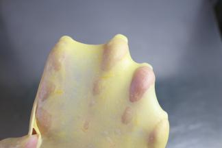 打出薄薄的手套膜。