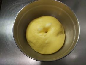 面团发酵至两倍大。