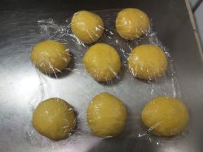 均分成8份，滚圆，松弛15分钟。