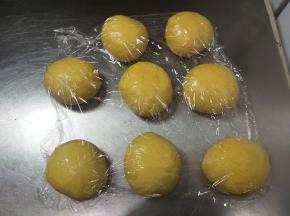 均分成8份，滚圆，松弛15分钟。