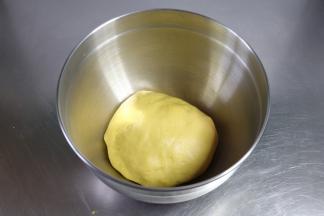面团简单收拢光滑，保鲜膜密封进行一次发酵。