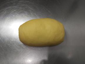 取出面团轻压排气。