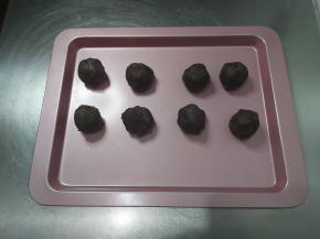 豆沙馅分成8份，搓成小球。