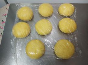 像包包子一样的收口，收口要捏紧，然后收口朝下，依次全部包好。