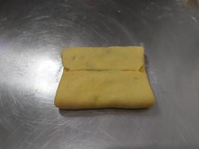 上下两端都往中间折叠，变成正方形。