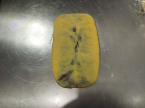 然后将面团翻面，收口面朝上，轻轻拉扯调整成长方形。