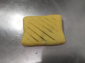 再次翻面，用刀片斜割花纹。