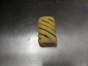 面团两边向下对折起来。