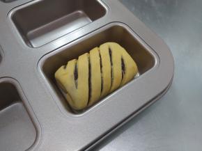 放入模具内，发酵至1.5倍左右即可。（这个小面包发酵时间很短，大家要随时关注发酵状态，不要发酵过头，烤箱要提前预热）