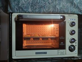 把模具放入预热好的烤箱，烘烤25分钟左右。