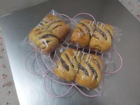 烤制完成后，直接取出模具脱模，晾网上凉透后密封保存。