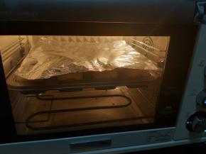 烘烤过程中，随时留意表面的颜色，如果颜色太重可以加盖一张锡纸，切记开门速度要快。