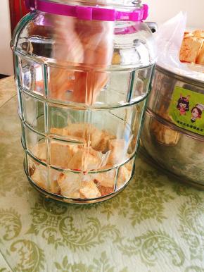 把豆腐整齐的码在瓶子里！