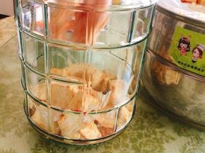 把豆腐整齐的码在瓶子里！