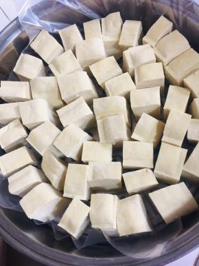 把豆腐切大块儿整齐地码在蒸屉上，注意留一些间距！