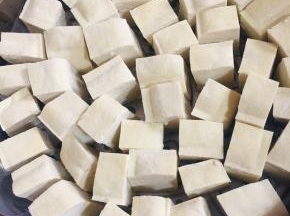 把豆腐切大块儿整齐地码在蒸屉上，注意留一些间距！