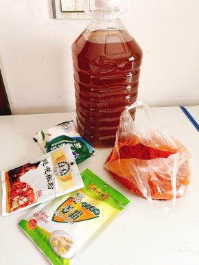 准备好腐乳需要的材料：

花椒粉，辣椒粉，姜粉，盐，自酿黄酒（这是这道腐乳的精髓部分，不可缺少替代哦！）

