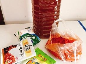 准备好腐乳需要的材料：

花椒粉，辣椒粉，姜粉，盐，自酿黄酒（这是这道腐乳的精髓部分，不可缺少替代哦！）

