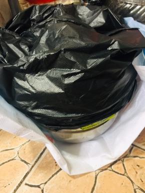 密封好，放在温暖的地方自然发酵16天！（我直接放在厨房的地下！）