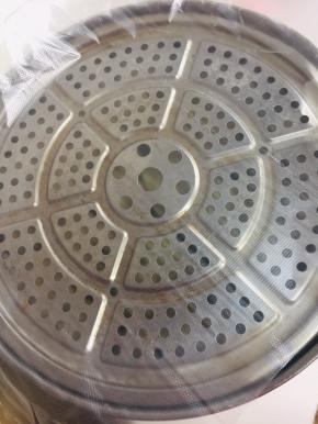 蒸屉上铺一层保鲜袋或者纱布备用！