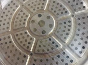 蒸屉上铺一层保鲜袋或者纱布备用！