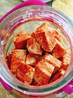 装完所有的豆腐后，再均匀的撒一层腌料！