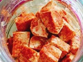 装完所有的豆腐后，再均匀的撒一层腌料！