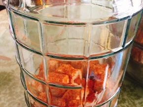 再在豆腐上撒一层腌料！（一层豆腐撒一层腌料，依次把所有的豆腐装完！）