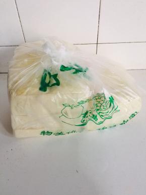 市场买回来的新鲜的老豆腐，趁热捂紧袋子，放置一晚上备用！
