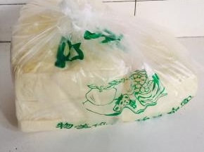 市场买回来的新鲜的老豆腐，趁热捂紧袋子，放置一晚上备用！