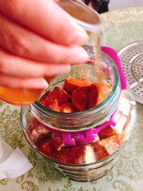 倒进两杯自酿的黄酒，密封好瓶口，一周后即可食用啦！