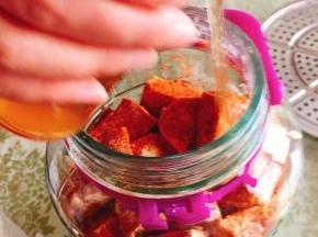 倒进两杯自酿的黄酒，密封好瓶口，一周后即可食用啦！