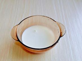 首先把牛奶放入器具中，加入细砂糖，蜂蜜，手动打蛋器打至均匀。