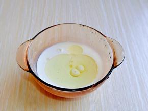 再加入玉米油打至均匀。