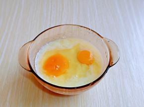 磕入两枚草鸡蛋，重量学76克，充分抽打均匀。