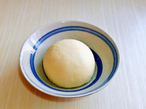 再揉成光滑的面团，盖上盖子醒发30分钟。(我用的是油条粉，无需加酵母粉，只要醒发20-30分钟即可)