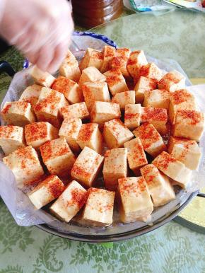 先在豆腐表面均匀的撒一层腌料！