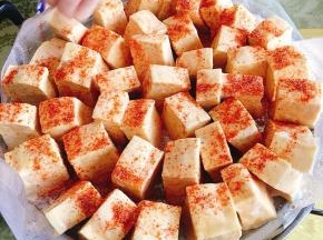 先在豆腐表面均匀的撒一层腌料！