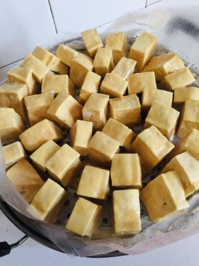 发酵好的豆腐表面有一层黄黄的粘液！这个时候就可以裹料了！
